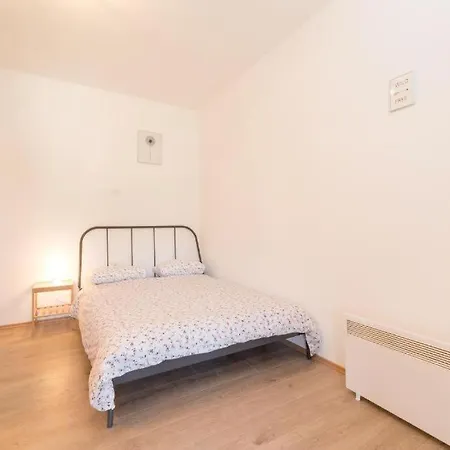 Kalos Apartment *